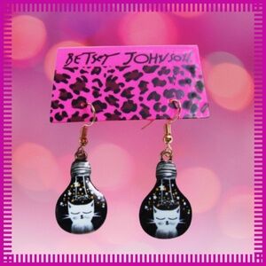 Small Cat Surrounded by Stars With a Light Bulb Look Above - Fish Hook Inserts